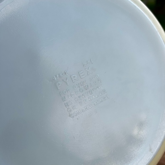 Vintage Pyrex Trailing Flowers 2.5 Quart Round Casserole Dish Vintage Pyrex - Picture 4 of 9